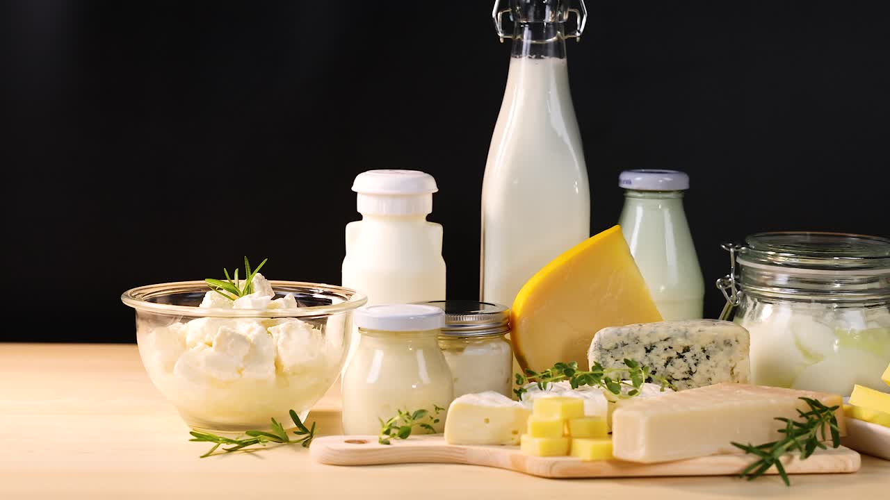 나무 테이블 에 배열 된 여러 가지 유제품