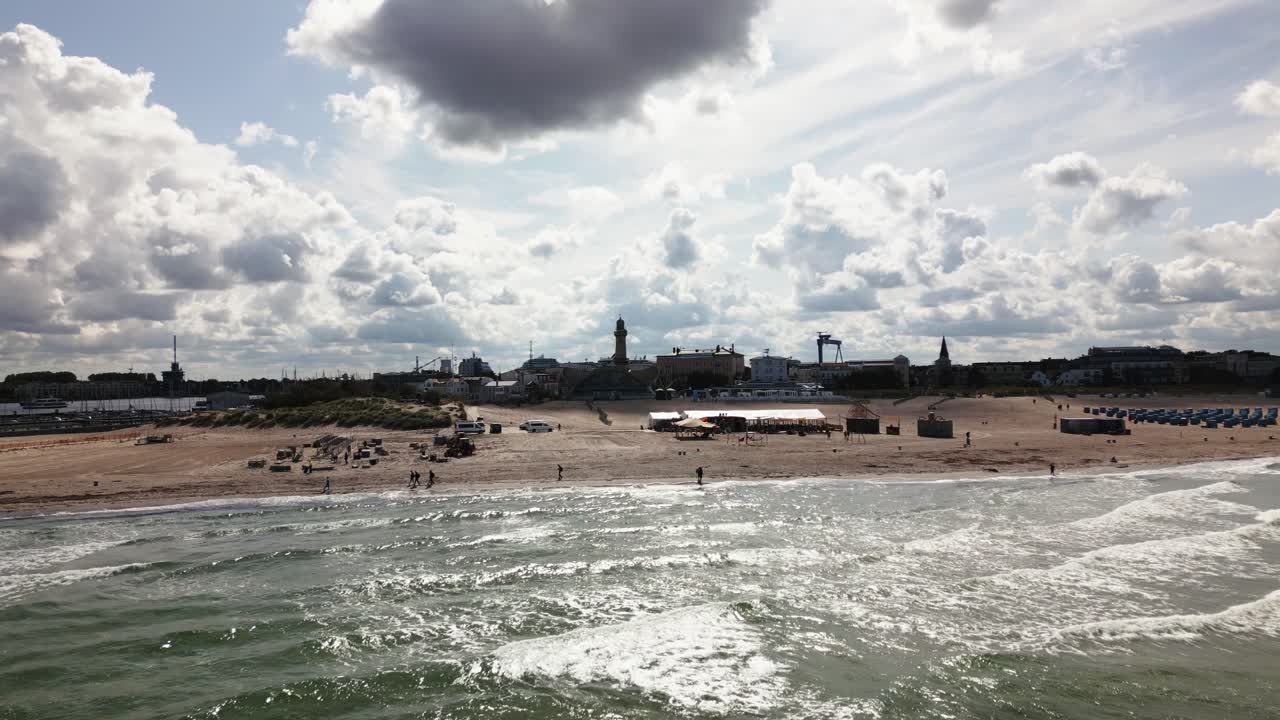 bellissima spiaggia con le onde, faro, mar baltico, warnemünde, drone