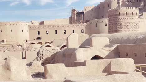 paredes esculpidas de adobe de arg-e bam, kerman, iran - vista panorámica