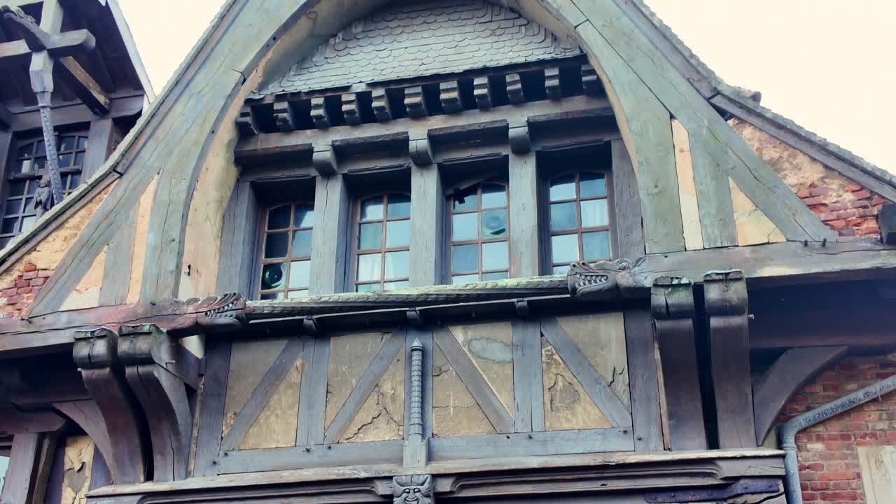 Facciata dettagliata di una casa a graticcio a Etretat, Normandia, che mostra la struttura in legno