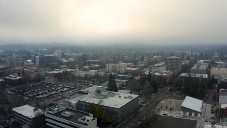 Neblige-Skyline-Der-Innenstadt-Von-Eugene,-Oregon