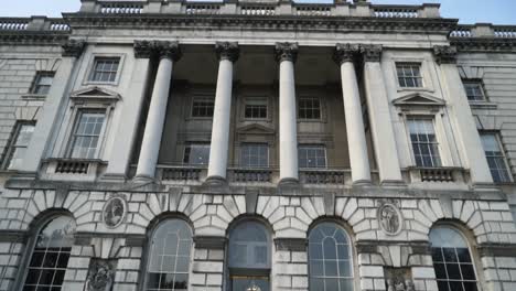 el exterior de un edificio histórico del gobierno en londres