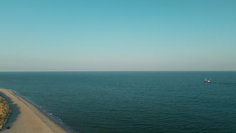 Barcos-Que-Viajan-A-Través-Del-Océano-Pacífico-En-La-Playa-De-La-Península-De-Hel,-Bahía-De-Puck,-Polonia