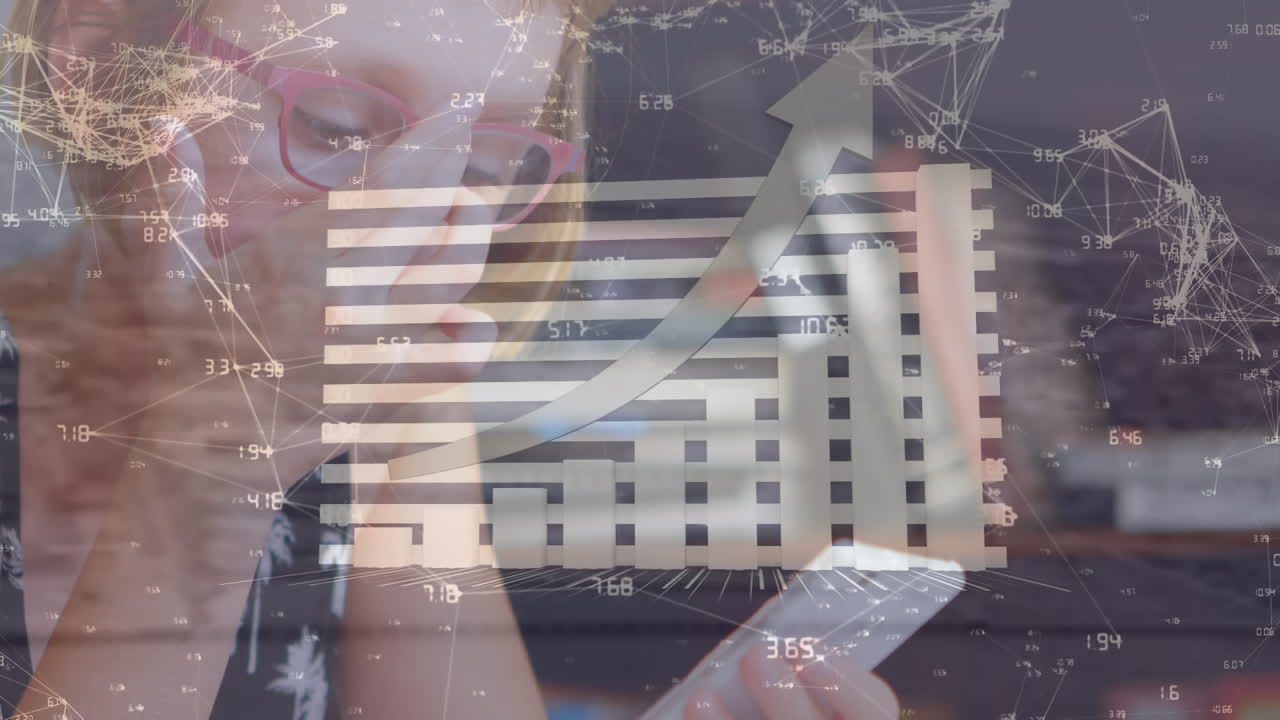 animación del procesamiento de datos sobre una mujer de negocios caucásica que usa un teléfono inteligente