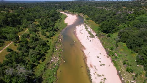 imágenes aéreas del rancho de reimer en dripping springs, texas.