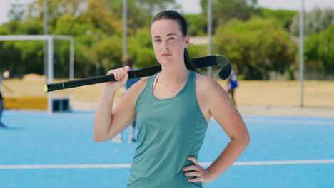 retrato de un joven adolescente de hockey que sostiene