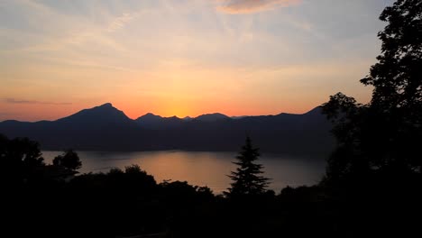 Puesta-De-Sol-Detrás-De-Las-Montañas-Del-Lago-De-Garda