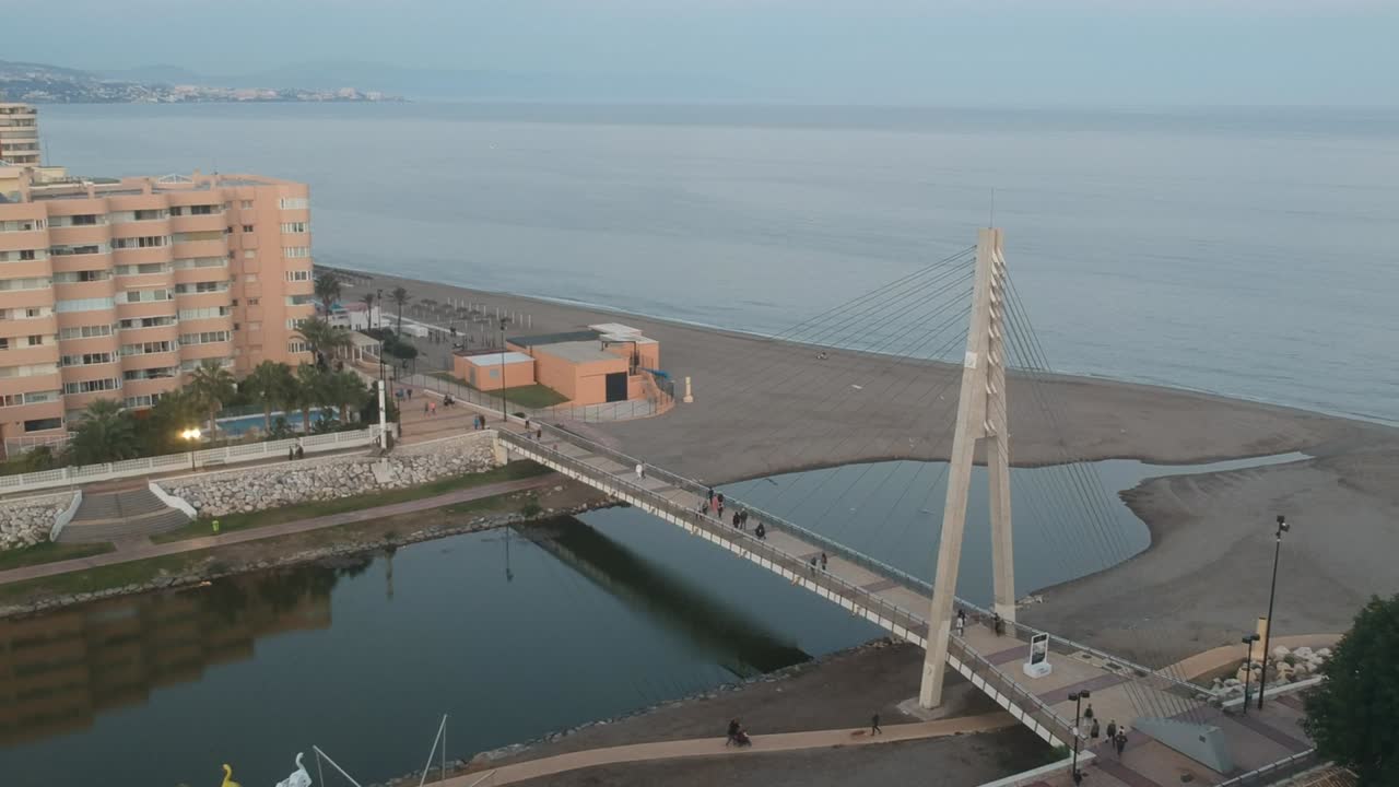 vuelos sobre el puente entre el río y la playa, en fuengirola, en la provincia de málaga, españa