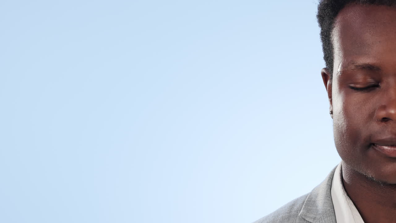 cara, negocios y hombre negro con una sonrisa en el simulacro