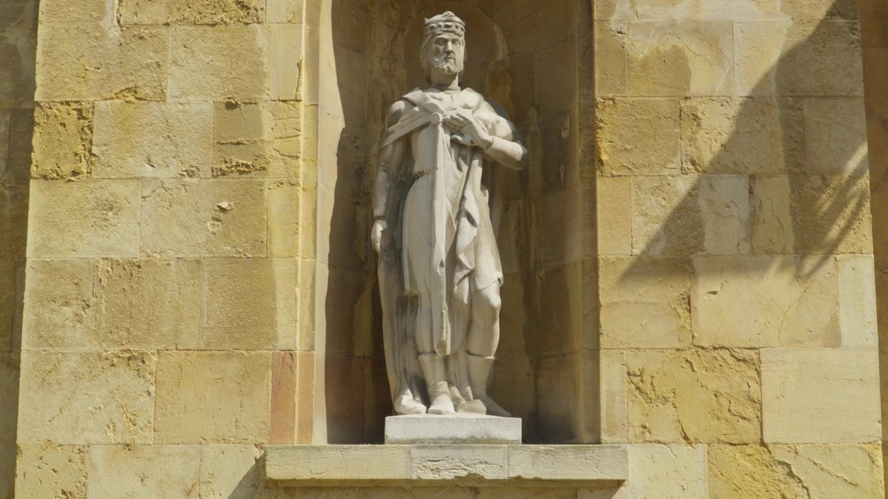 Stående stenstatue af middelalderlig asturisk konge i vægniche i Oviedo.