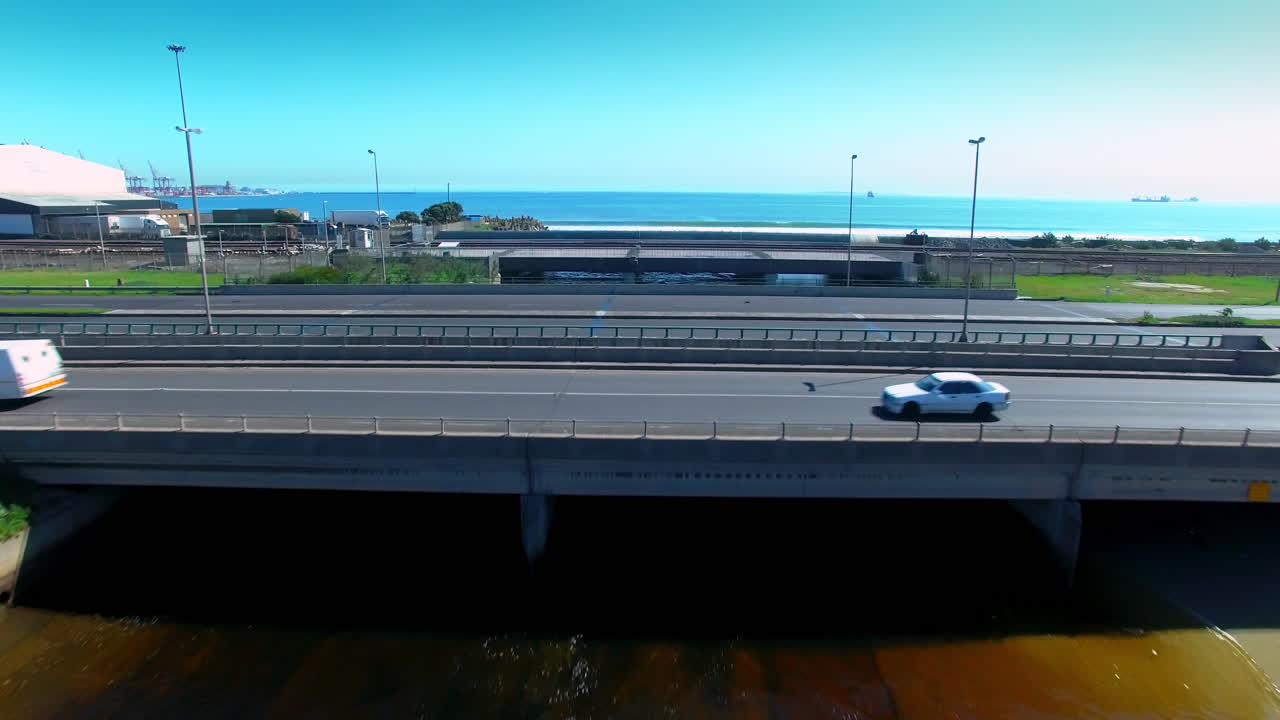 해안 고속도로와 항구 전망