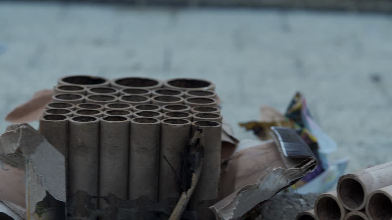 사용 된 불꽃놀이, 휴가 동안 폭발 후 보행길에 불꽃놀이는