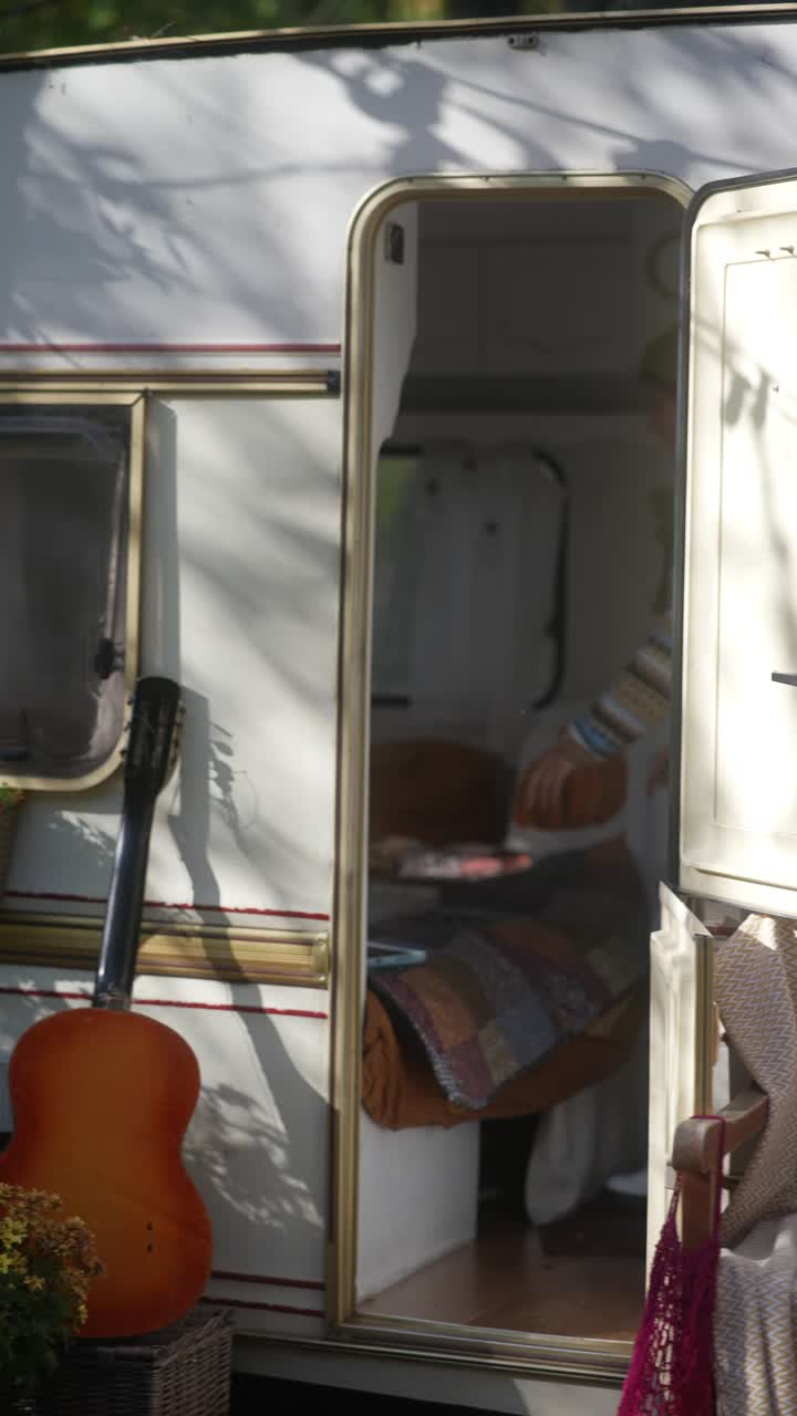 캠퍼 밴 에서 식사를 준비 하고 있는 소녀