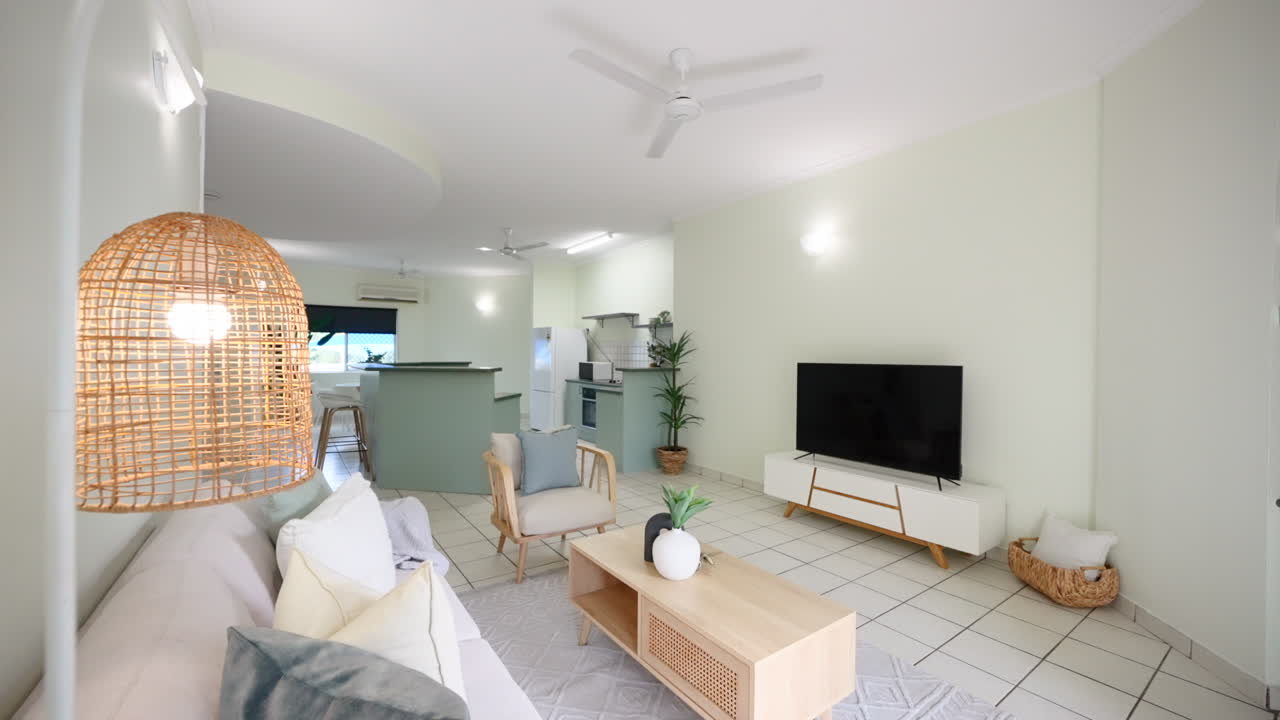 트렌디한 열대 디자인의 마무리 및 식물과 함께 현대적인 작은 타일 아파트 라운지 과 부