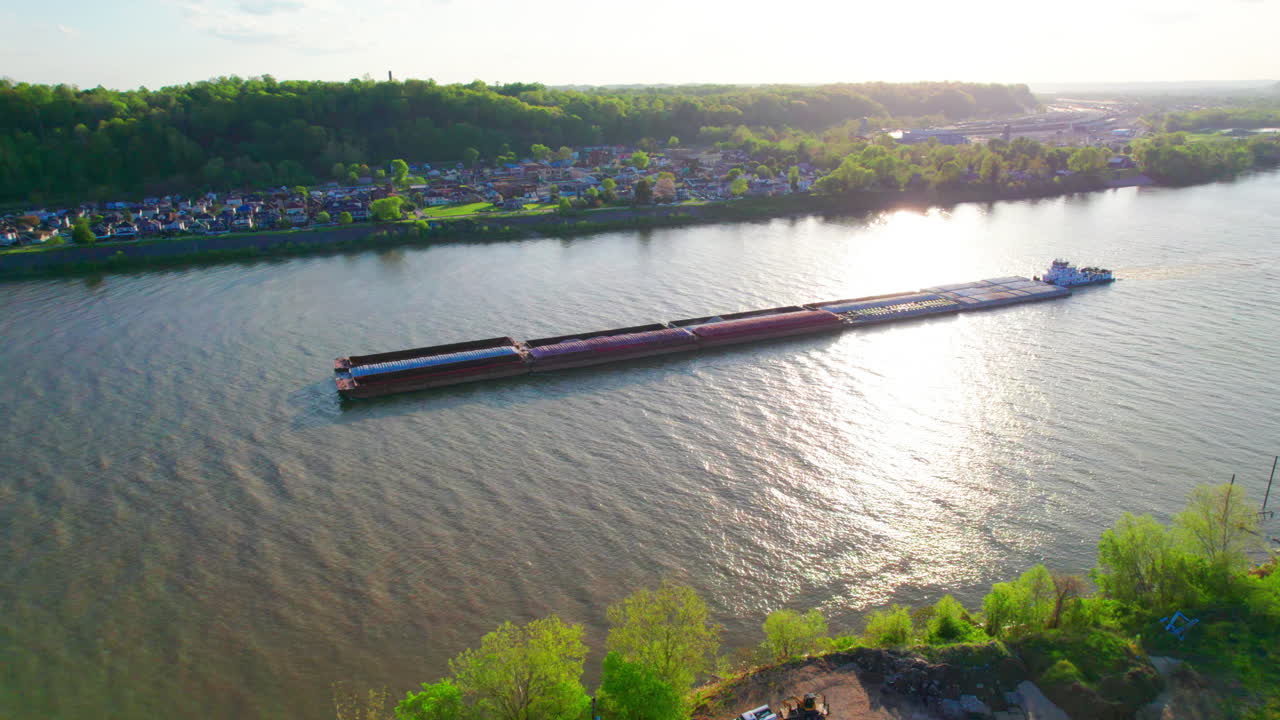 공중 - 푸셔 보트와 바지선, 오하이오 강, 아이언톤, 오하이오, 선회 샷