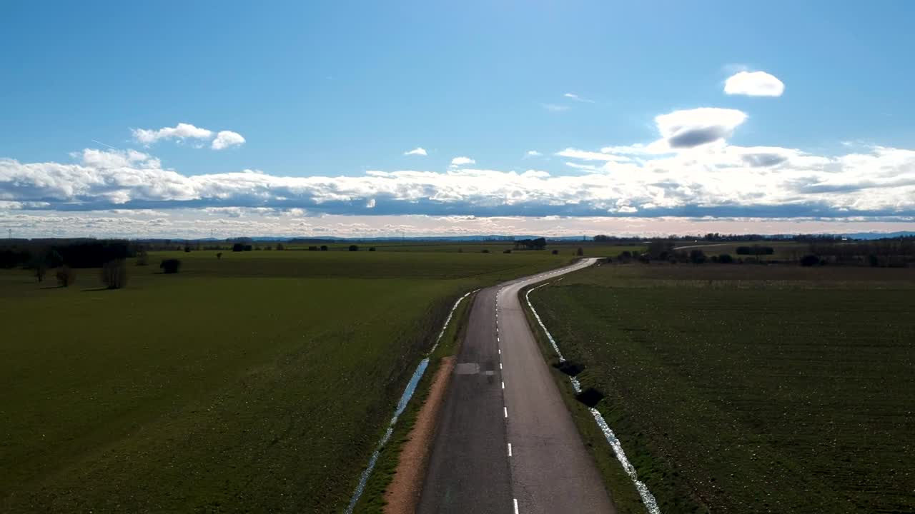 스페인의 도로에서 배낭여행을 하는 고독한 등산객