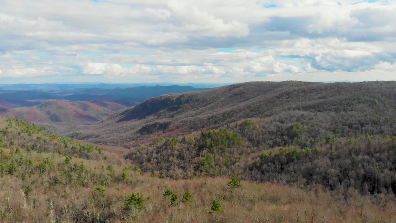 video aéreo de drones de 4k de los acantilados de la cala perdida de las montañas humeantes a lo largo de la avenida blue ridge cerca de linville, nc
