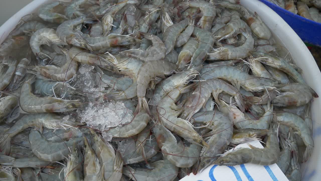 camarones crudos frescos en hielo en el mercado de pescado callejero de tailandia para la venta