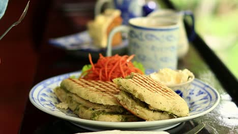 preparar utensilios para comer panini vegano y café para el desayuno