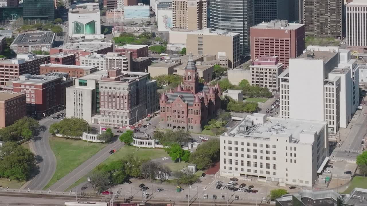 Uitzicht op het centrum van Dallas met gebouwen, wegen en groene ruimten
