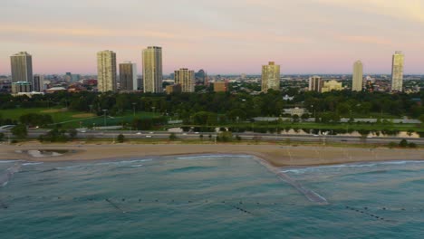 Luftaufnahme,-Die-Während-Eines-Sommersonnenaufgangs-über-Die-Strände-Von-Chicago-Schwenkt