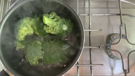 comida saludable vegetal de brócoli a cámara lenta en una olla de agua caliente