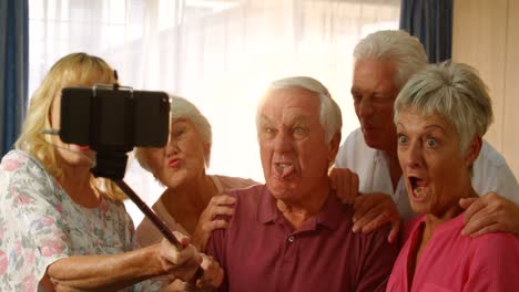 grupo de amigos mayores tomando una selfie