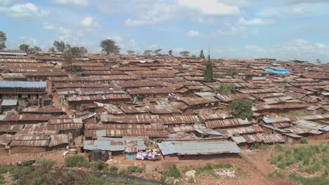 una visión general de un barrio marginal en kenia