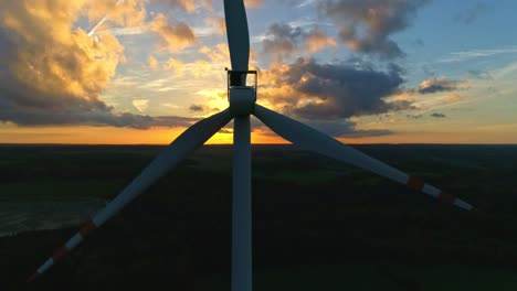 Primer-Plano-De-La-Turbina-Eólica-Al-Atardecer