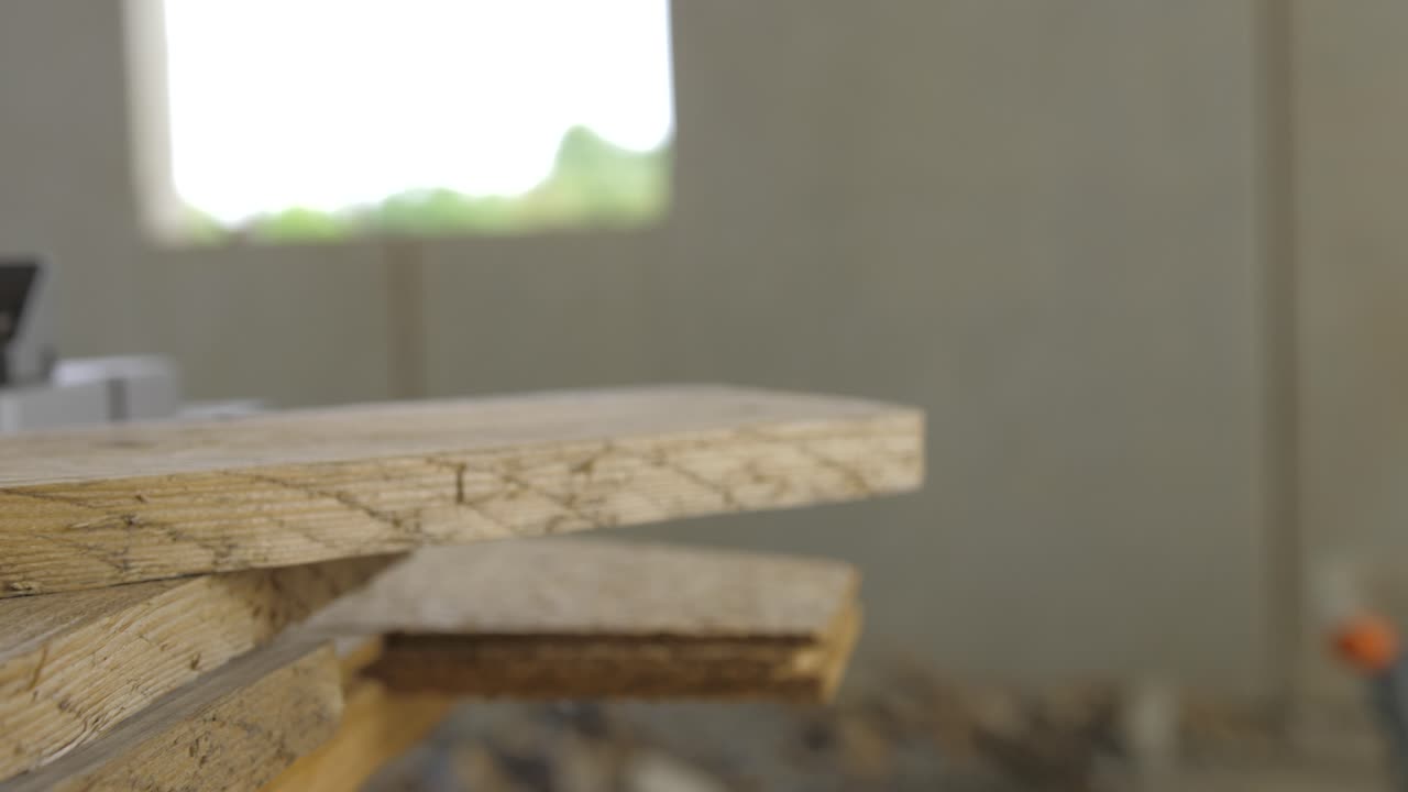 vídeo de cierre en cámara lenta de un trabajador de la construcción agarrando un trozo de wodo