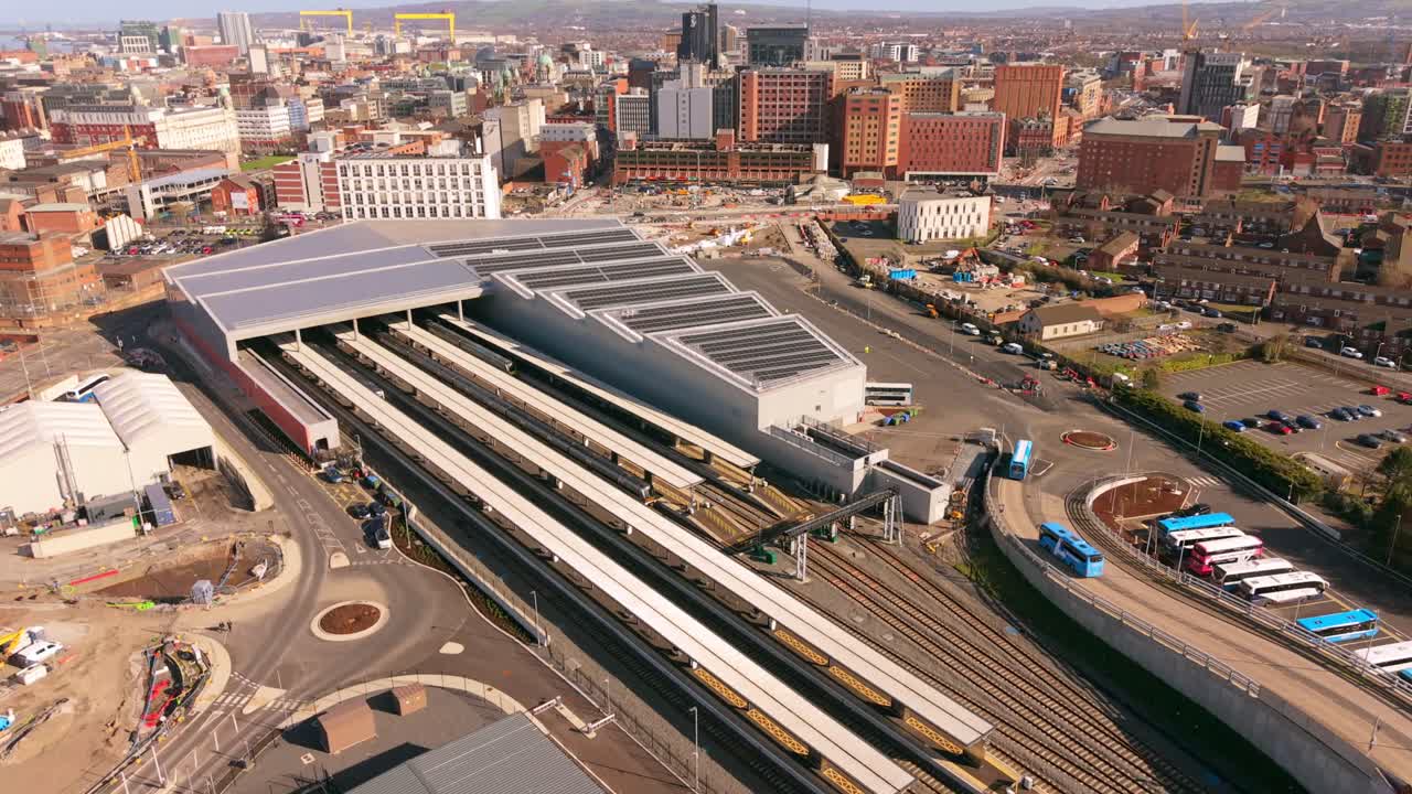 Højavanceret luftvideo af Grand Central Station i Belfast City Centre, Nordirland i Storbritannien. Produceret i 4K, 60FPS og med Rec709 farver
