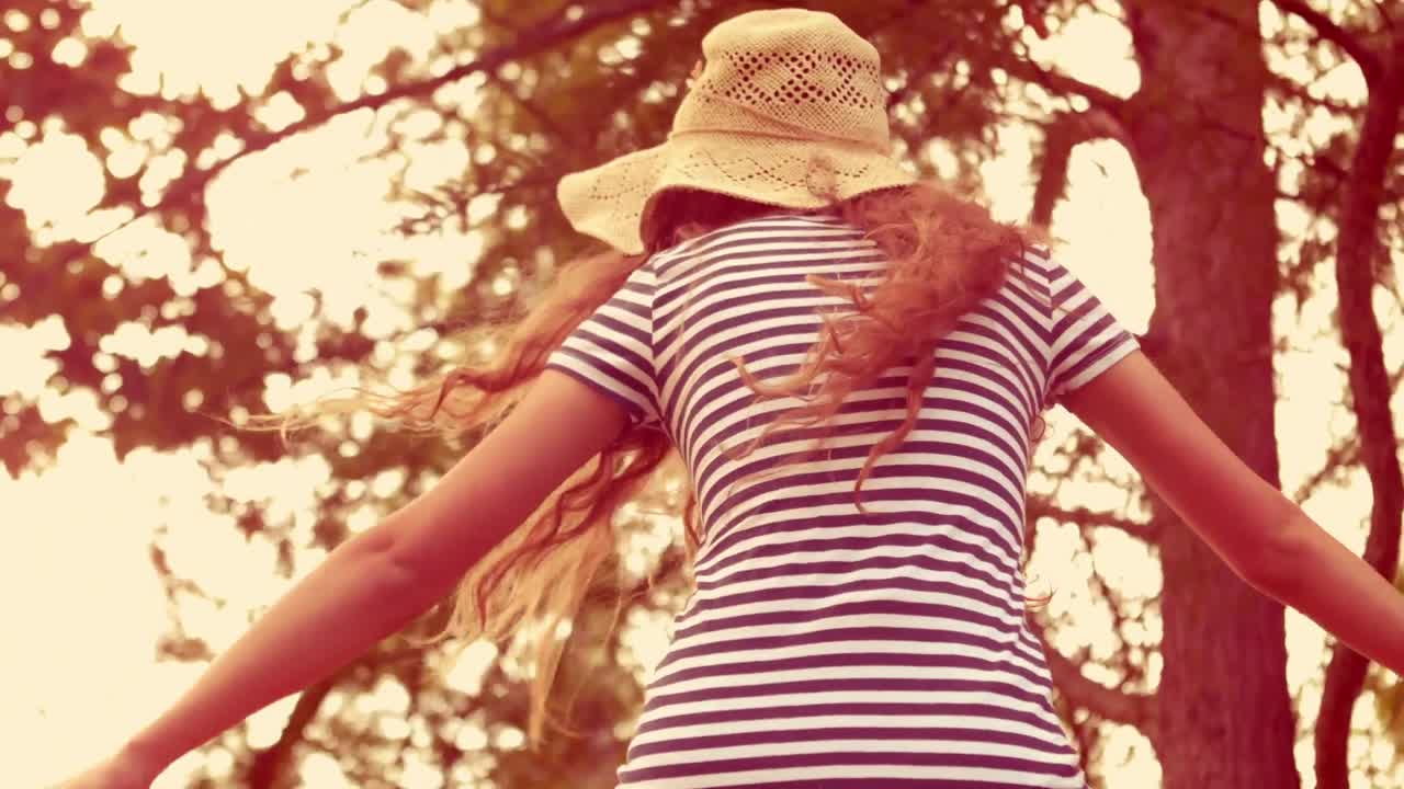 예쁜 남자가 여자친구와 돼지 등을 하고 있습니다.