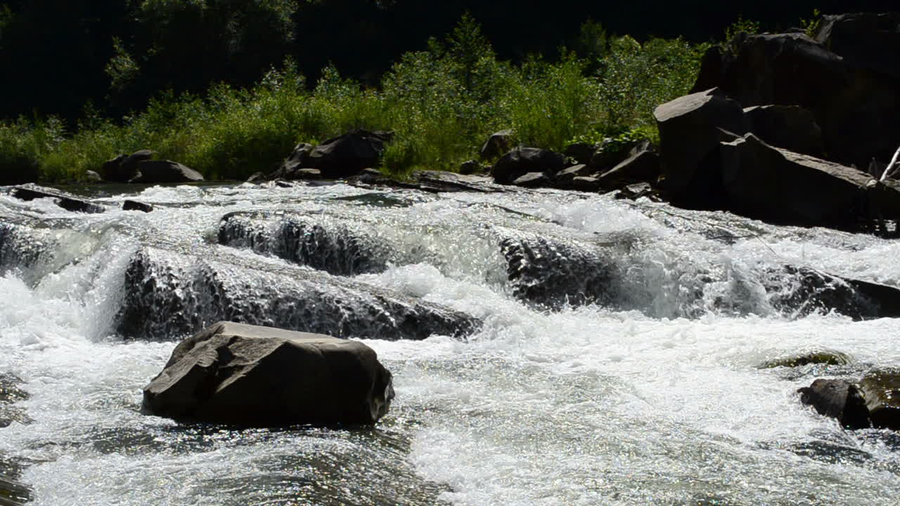 Bellissimo fiume di montagna. Natura selvaggia, fiume di montagna.