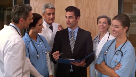 Businessman-talking-to-doctors