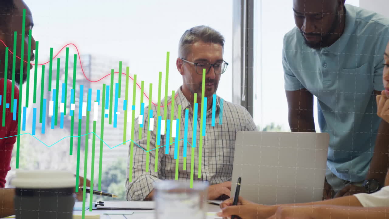 animación del procesamiento de datos financieros sobre diversas personas de negocios en la oficina