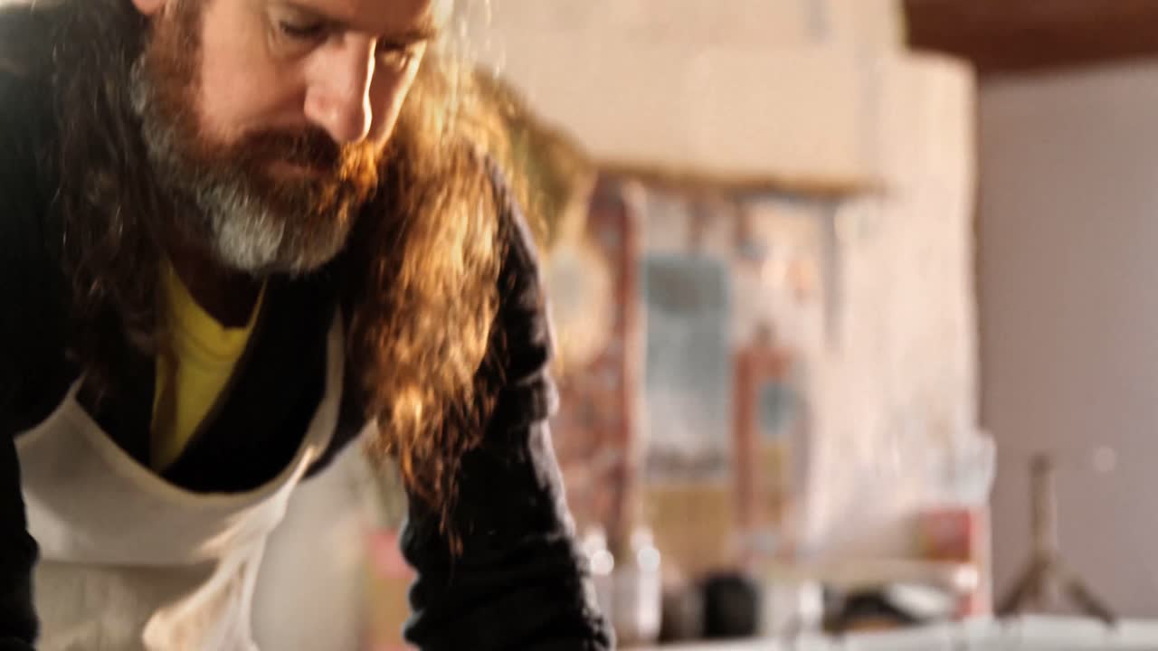 남성 도자기 모형 점토