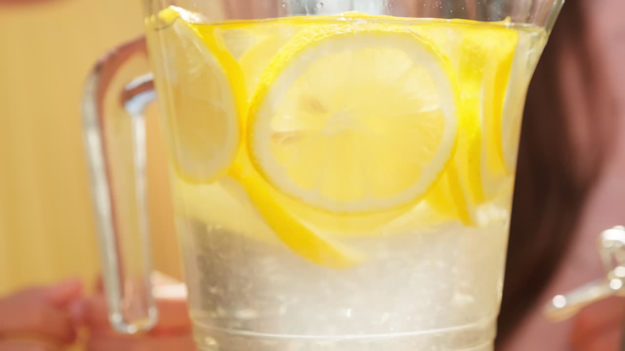 Preparare la limonata all'aperto in estate