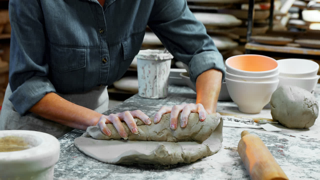 여성 도자기의 중간 섹션은 점토를 형성합니다.