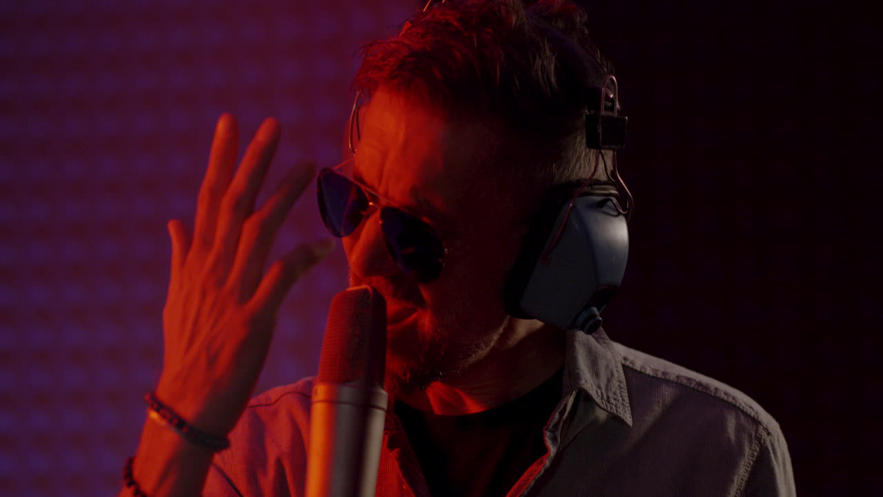 músico grabando en estudio