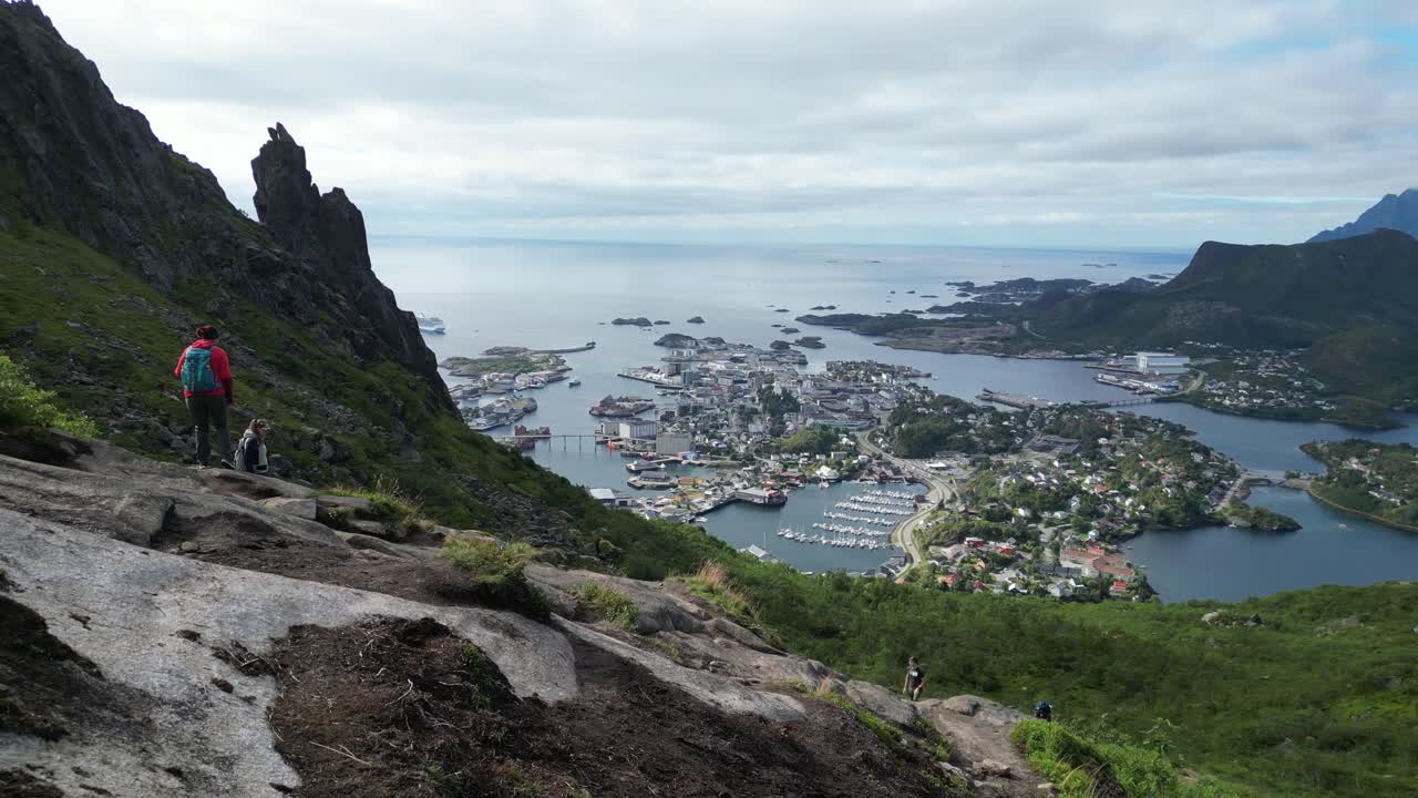 노르웨이 로포텐 제도 (lofoten islands, norway) 의 소볼바어 (svolvaer) 에 있는 데벨포텐 트레일 (develporten trail) 에서 하이킹을 하는 사람 들 - 닝 오른쪽