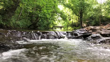 Wasserfälle-Mit-Rauschendem-Wasser,-Das-über-Die-Abgenutzten-Felsen-Des-Flusses-Stürzt