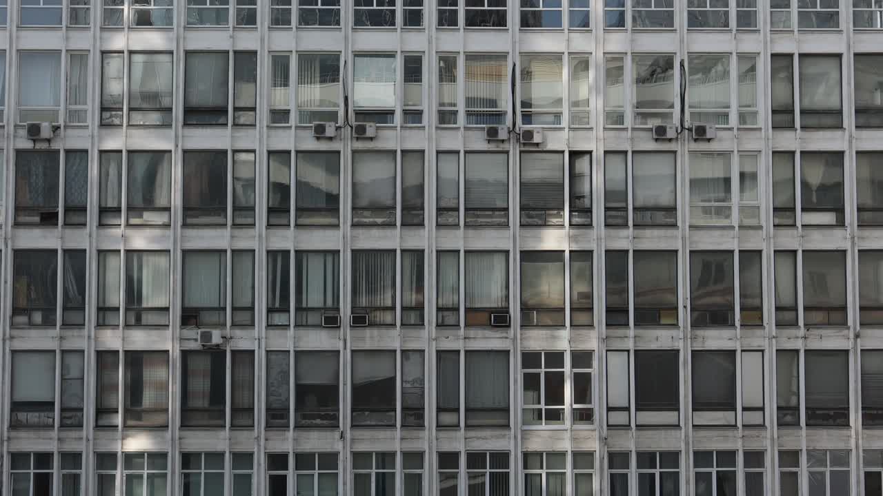 fachada de un moderno edificio de oficinas