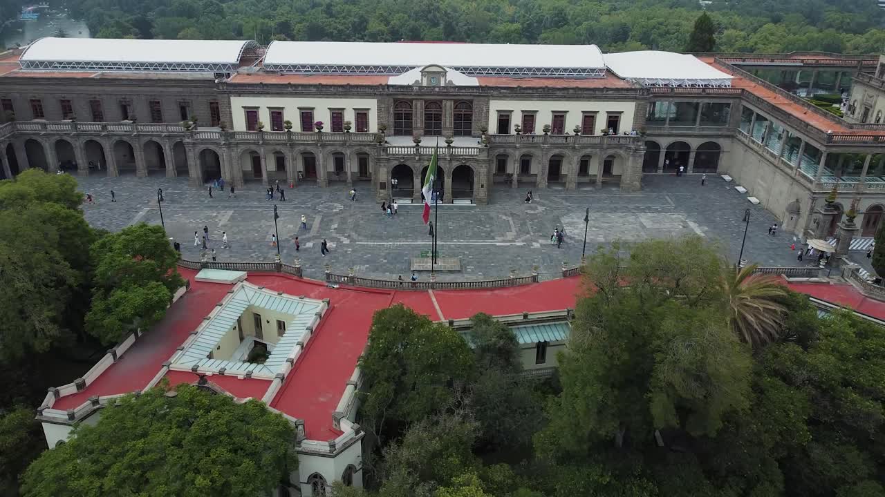 una buena toma de un dron del castillo de chapultepec en méxico.
