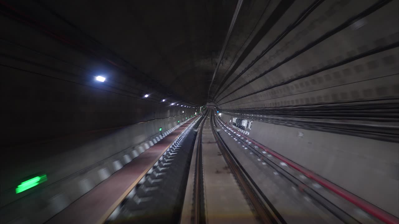 Time-lapse di un treno automatico che viaggia in galleria, vista del viaggio in metropolitana in una galleria buia, filmato 4K ad alta velocità