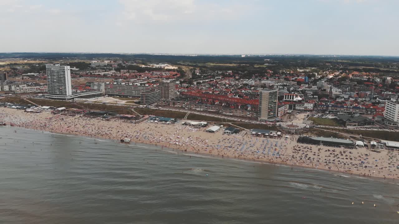 imágenes de una playa llena de gente a lo largo de la costa del mar del norte cerca de la ciudad de zandoort, países bajos