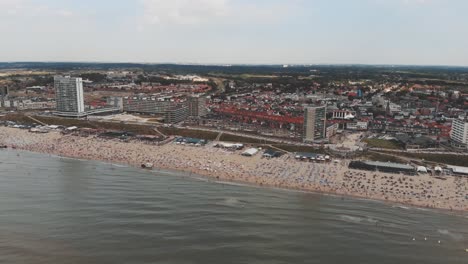 Imágenes-De-Una-Playa-Llena-De-Gente-A-Lo-Largo-De-La-Costa-Del-Mar-Del-Norte-Cerca-De-La-Ciudad-De-Zandoort,-Países-Bajos