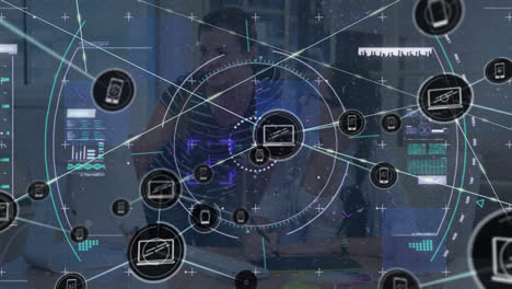 animación de la red de conexiones entre diversas personas de negocios en la oficina