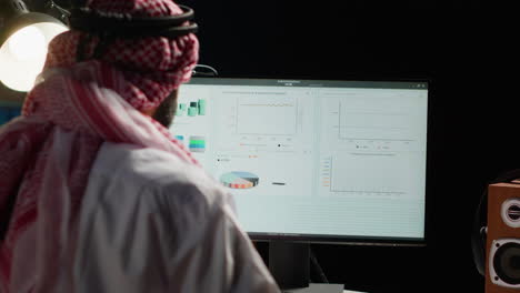 hombre de negocios comparando datos analíticos