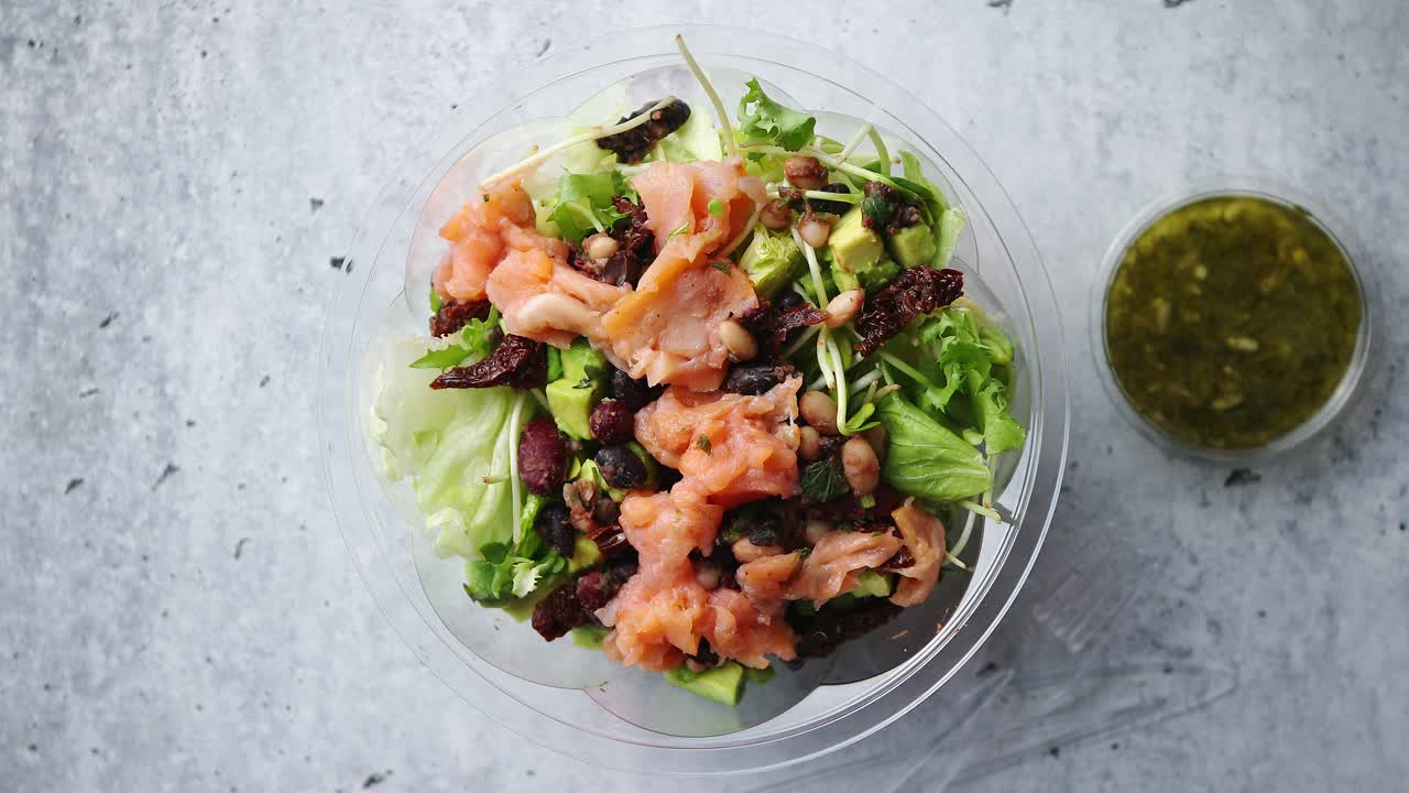 una deliciosa ensalada de salmón ahumado para llevar