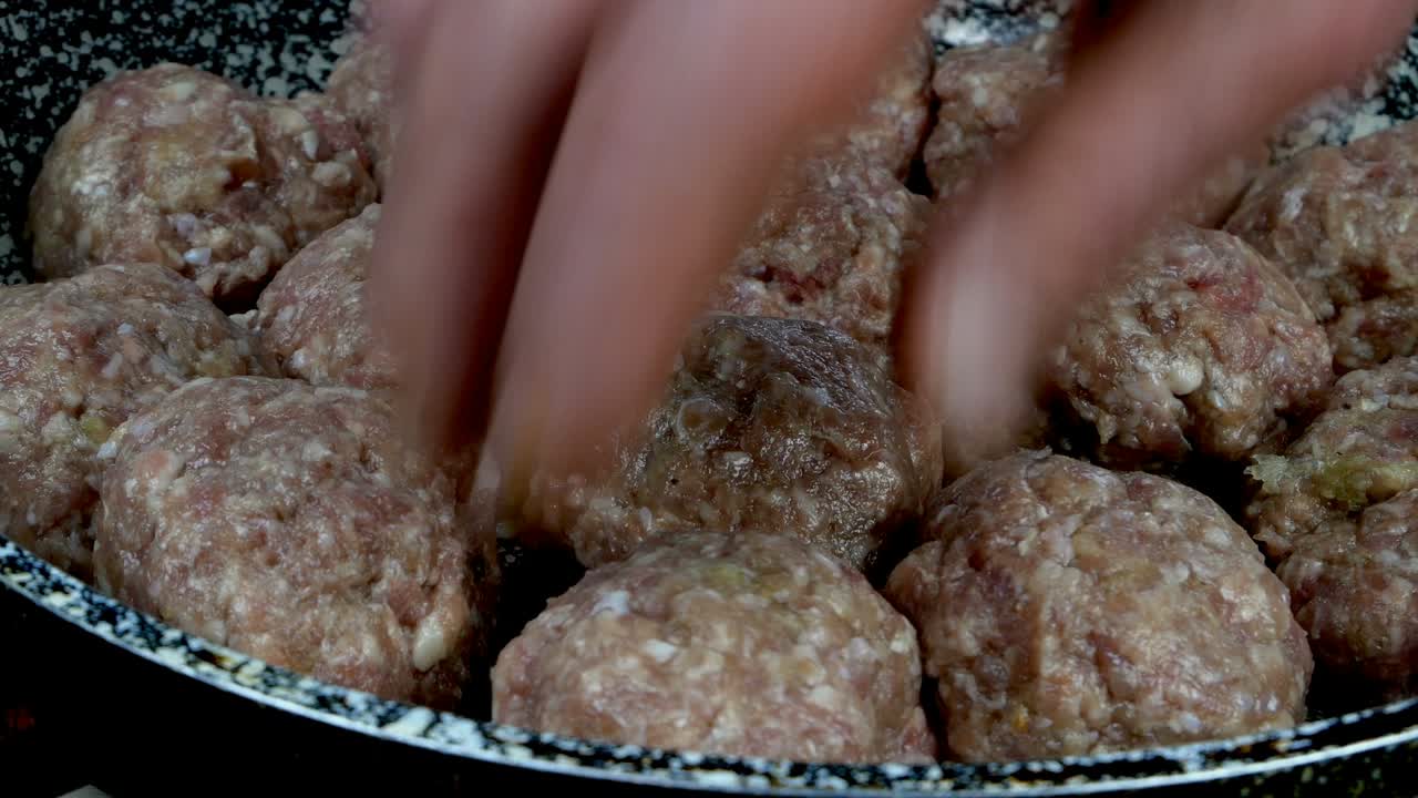 김판에서 크림 토마토 소스에서 맛있는 고기 어리를 요리합니다. 매운 소스로 가득 찬 작은 둥근 코틀.